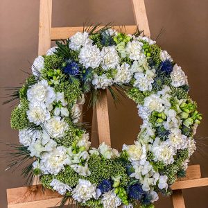 Coroană funerară cu eryngium și garoafe
