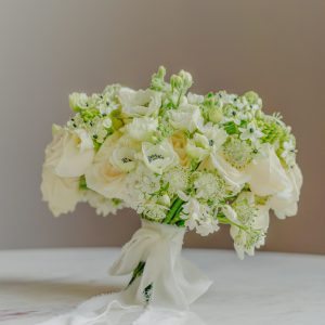 Buchet de mireasă delicat, cu anemone și ornithogalum