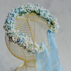 Coroniță din gypsophila, în nuanțe de alb și bleu