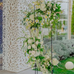 Piedestal cu aranjamente florale în cromatica alb - verde