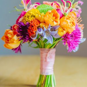 Buchet compact, cu lalele duble și Gloriosa