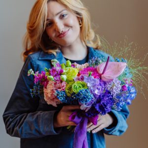 Buchet gardening în nuanțe de mov, fucsia și albastru