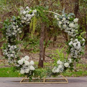 Arcadă circulară în cromatică alb-verde, pentru ceremonii în aer liber