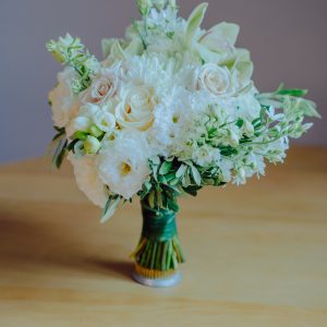 Buchet cu trandafiri de grădină și crenguțe de măslin