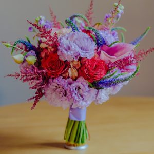 Buchet compact cu veronica mov și lisianthus lila