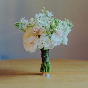 Buchet de mireasă compact, cu lisianthus și tradafiri