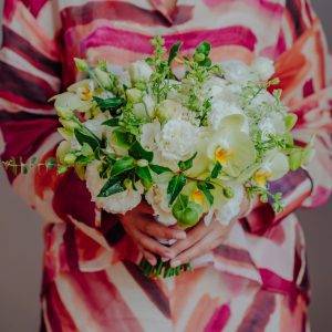 Buchet delicat, cu helleborus și orhidee cymbidium