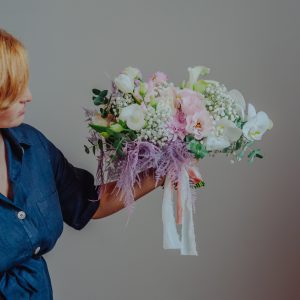 Buchet diafan cu gypsophila și asparagus lila