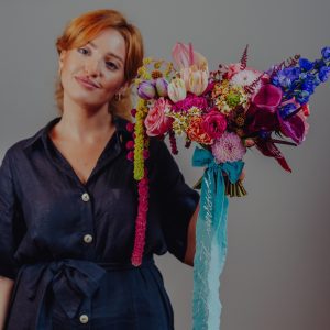 Buchetul Dariei, cu anthurium și amaranthus, în nuanțe contrastante