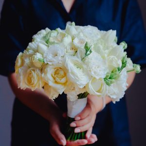 Buchet de mireasă compact, cu flori albe