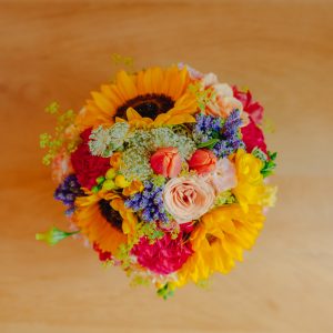 Buchet multicolor cu floarea-soarelui