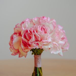 Buchet cu trandafiri roz pal, cu petalele reflexate