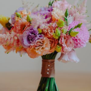 Buchet de cununie, cu lisianthus, dalii și astilbe