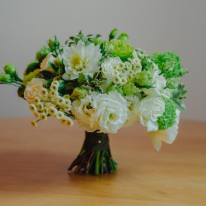 Buchet compact, în nuanțe de verde și alb