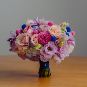 Buchet compact, cu craspedia albastră și fucsia