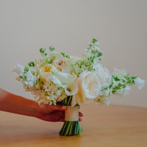 Buchet de mireasă cu trandafiri White O'Hara și David Austin