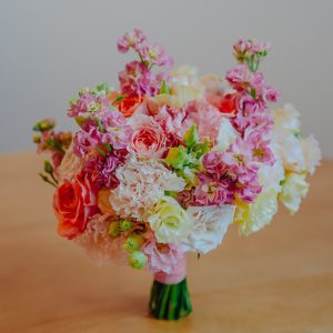 Buchet floral cu mathiola, mini rose și lisianthus