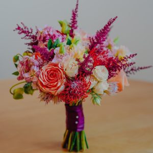 Buchet pentru cununie cu trandafiri și astilbe