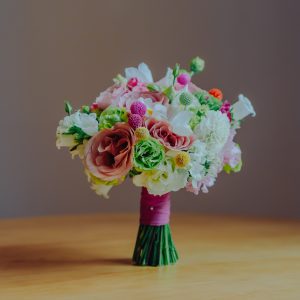 Buchet compact cu dalii, craspedia și lisianthus