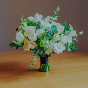 Buchet cu flori albe, verzi și eucalipt