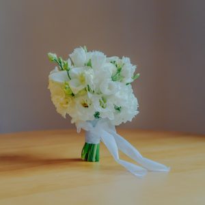 Buchet de mireasă cu lisianthus, lalele si cale