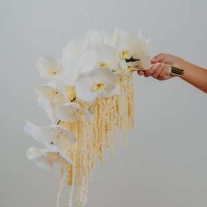 Buchet curgător cu amaranthus și orhidee Phalaenopsis