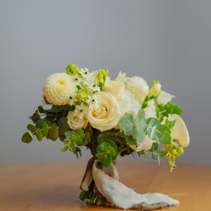 Buchet delicat, în nuanțe de ivory și galben pal