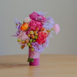 Lumânare de botez delicată, cu flori și zmeură