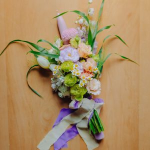 Lumânare de botez, cu lisianthus, lalele și mușețel