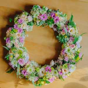 Decor floral pentru cristelniță în cromatică feminină, veselă