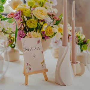 Numere de masă pe șevalet din lemn