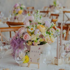 Aranjament floral în vas din ceramică, cu picior