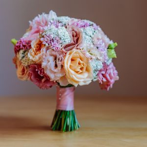 Buchet de mireasă compact, în nuanțe desaturate