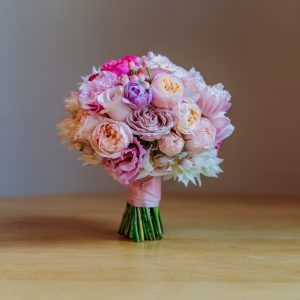 Buchet compact în nuanțe de roz pal - peach