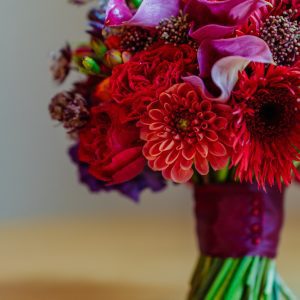 Buchet floral în nuanțe burgundy și mov