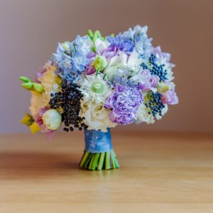 Buchet de mireasă în nuanțe bleu - lila