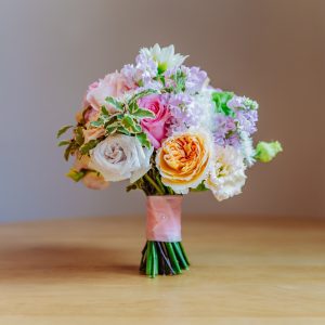 Buchet compact, pastelat, cu trandafiri și mini rose