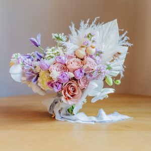 Buchet cu formă gardening, cu pampas, clematis și trandafiri