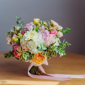 Buchet floral romantic, cu hortensii și mini rose