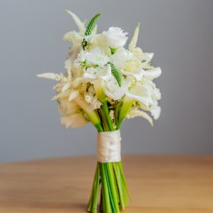 Buchet de mireasă cu cale albe, astilbe și veronica