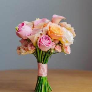 Buchet delicat cu cale roz și trandafiri peach