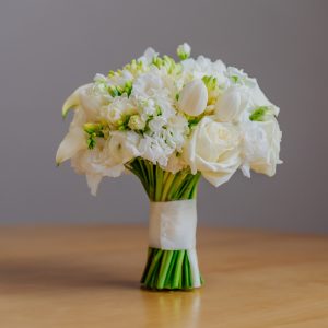 Buchet delicat pentru mireasă, cu frezii, lalele și trandafiri