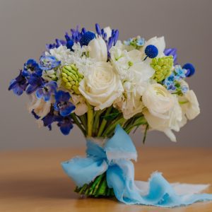 Buchet de mireasă în nuanțe de alb, bleu, albastru