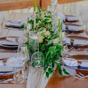 Ghirlandă din mix greenery, cu inserții de flori albe