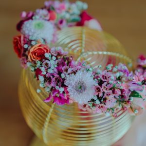 Coroniță pentru fetițe cu mini crizanteme și gypsophila