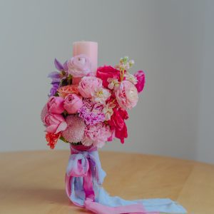 Lumânare de botez cu mini rose și ranunculus