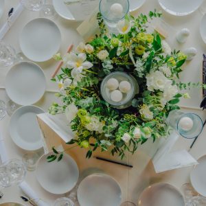 Aranjament floral, tip coroniță cu cilindru în interior