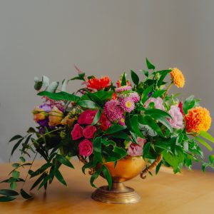 Aranjament floral de masă, dispus în pocal auriu