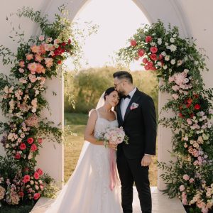 Instalație florală romantică, formă semi-ovală