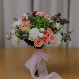 Buchet de primăvară cu mini rose și hortensii